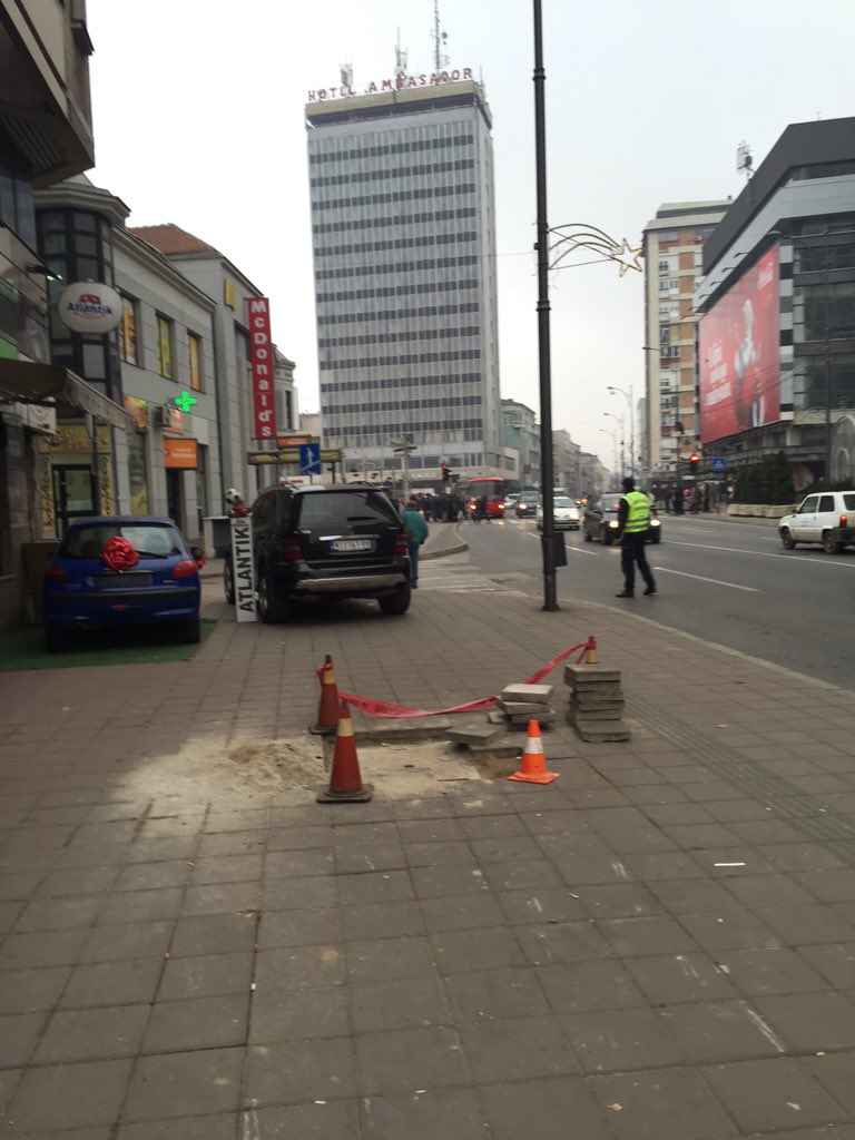 MyLowSh's tweet image. Sve regularno.. Samo malo ne može da se prođe trotoarom.. @pblagojevic @juznevesti @docaoknis