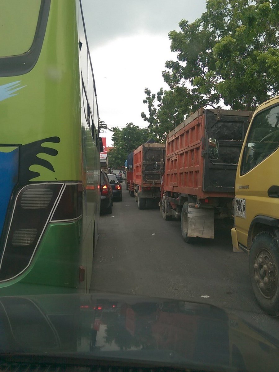 pebyari's tweet photo. @e100ss jembatan bungah gresik macet, belum tau penyebabnya. https://t.co/lKcJRTYtPf