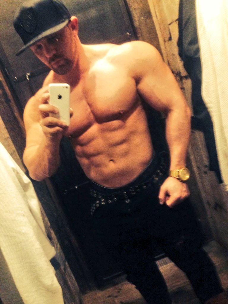 RyanRhino_'s tweet photo. About to make cardio my bitch 😝 taking @BTH_Nutrition Shredded so I can eat Christmas food &amp; not get fat 😝😂 https://t.co/yKCbSRFwOp