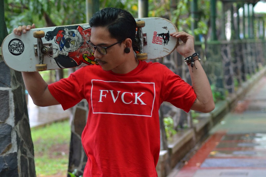 Available male tees 
Code : Es.015.ts
Price :115k
Size  : S M L