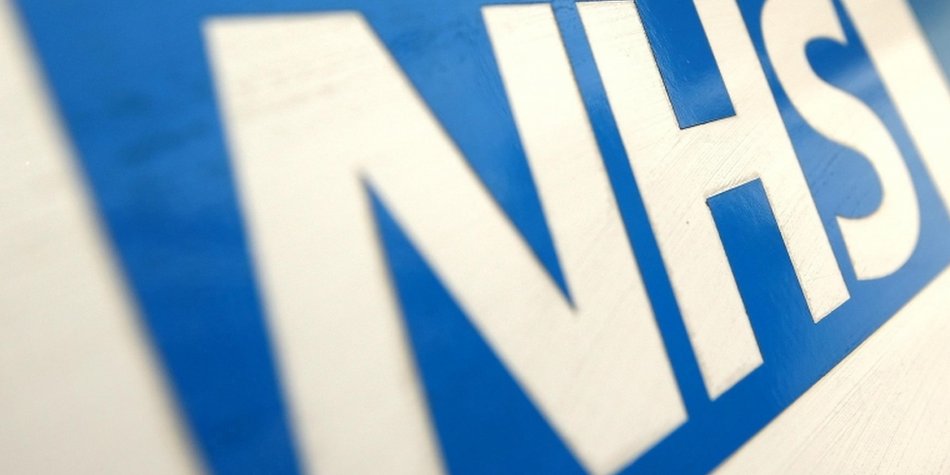 BBCNews's tweet image. NHS money problems in England becoming "endemic", auditors say bbc.in/1RnrxHY