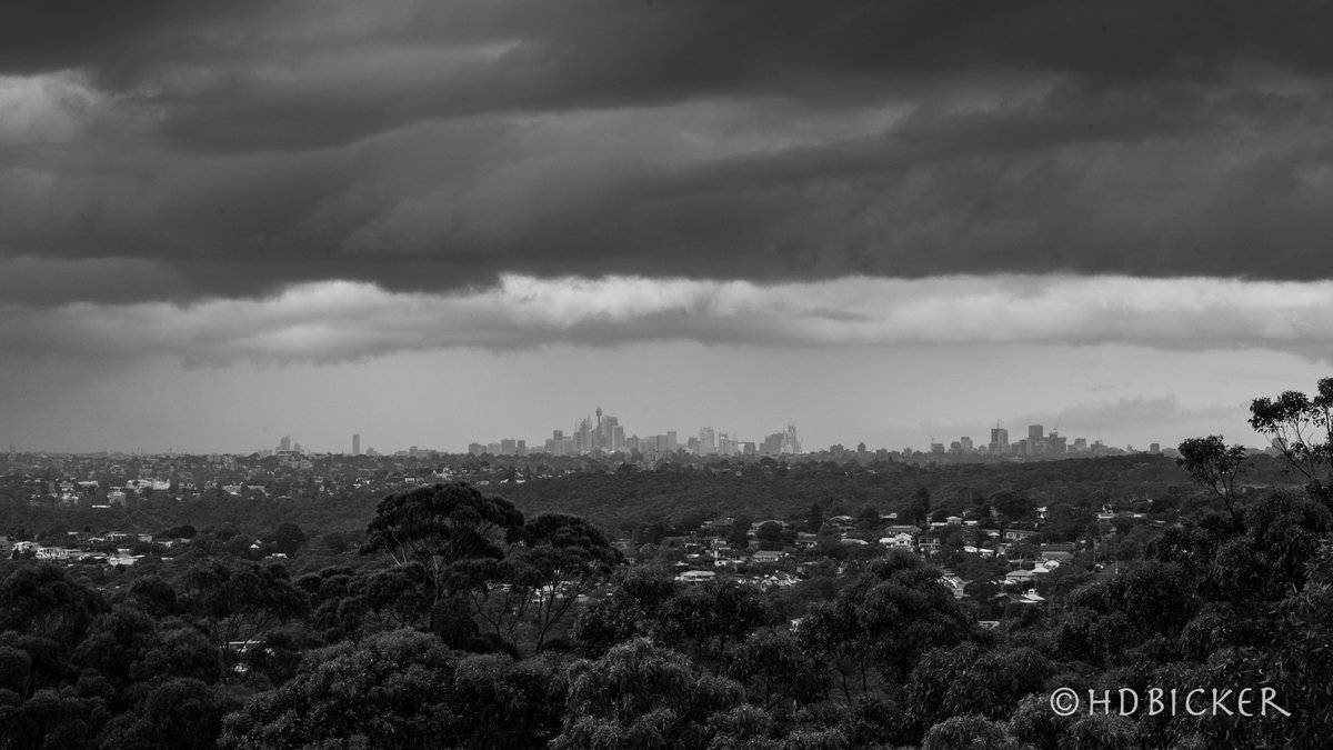 hdbicker's tweet photo. #sydneyclouds #downunder #storm @Die_go_cruz @t_rivett #leica https://t.co/Q7xpzA1YGD