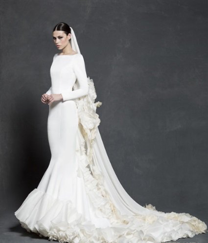 Con silueta sirena y vestido con acabado en volantes @vickymberrocal nos vuelve a sorprender
#bodas
#novia
#weddings