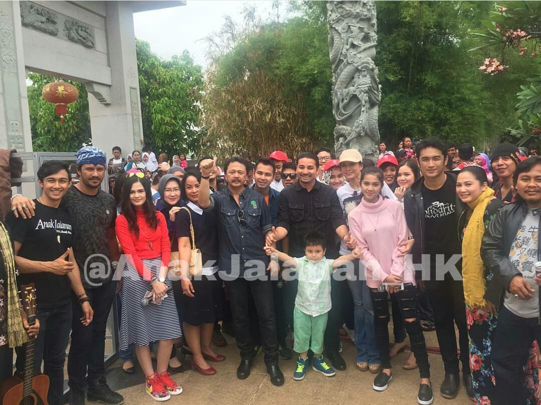 Anakjalanan_Hk's tweet photo. Ciiieee yg ngrangkul kemoodd hahaha *LampuHijau nih dr Abah Rama Pangasep @al_79 😉 @hitocaesar #AnakJalananOneHeart https://t.co/e5r2CL9YV8