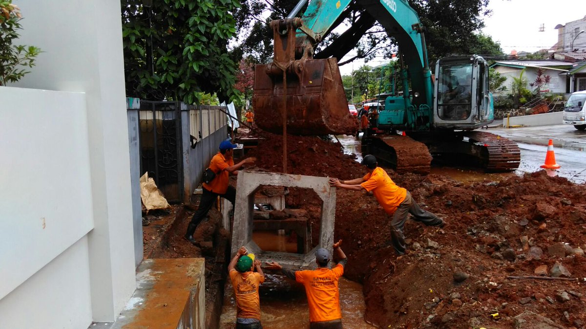 RadioElshinta's tweet photo. 15.25: RT @DinasTA_Jakarta: Pemasangan Boxculvert Saluran Jl. Patal Senayan, Kec. Kebayoran Lama, Jaksel. https://t.co/u5MjvoGca6