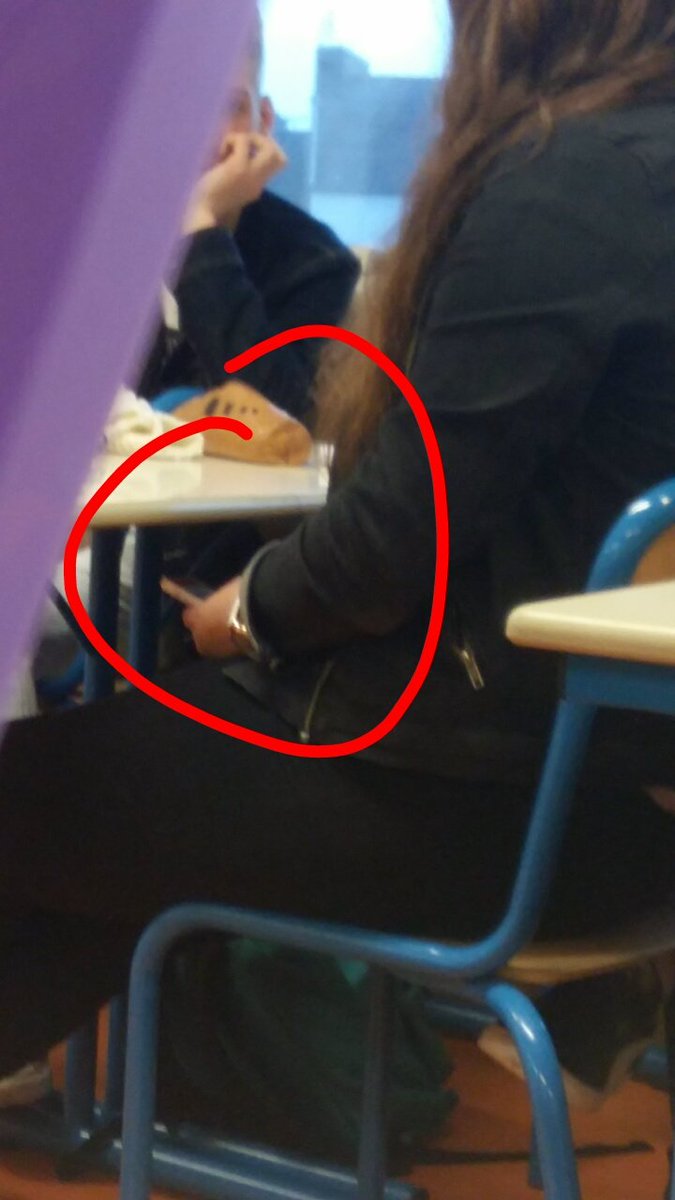 DidsLaBG's tweet photo. @maellejz dรฉjร arrรชte de faire la thug avec ton portable #fifolle https://t.co/Dk1NHeEHDg