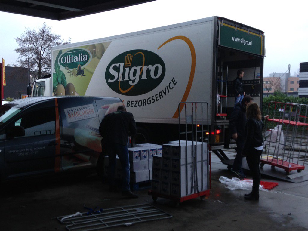 700 pakken houdbare melk, veel dank! @strijkservicehaaglanden en <a href="/sligro/">Sligro</a> voor het brengen! #vb15