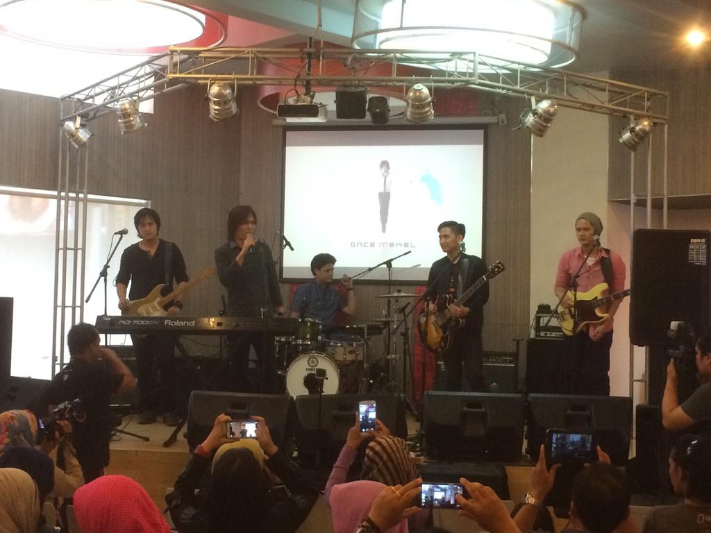 Once Mekel Official (@onceofficial) on Twitter photo Dan skrg <a href="/ONCEmkl/">Once Mekel</a> akan perform & bawain lagu lagu dr album Intrinsik diiringi @KANDABrothers #GaleriIntrinsik Dan skrg <a href="/ONCEmkl/">Once Mekel</a> akan perform & bawain lagu lagu dr album Intrinsik diiringi @KANDABrothers #GaleriIntrinsik