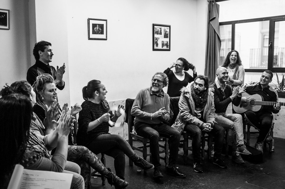 ZambombaF's tweet photo. En plenos ensayos preparando el espectáculo #zambombaflamenca @TeatroLaLatina @hippytano  @Mariafe297 #potito https://t.co/eeVbAYxC9F