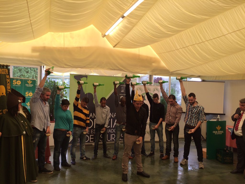 <a href="/revistalasidra/">La Sidra</a> <a href="/SidraDasturias/">DOP Sidra de Asturias</a> #sidra#cider,entrega de premios a los mejores echadores del 2015.