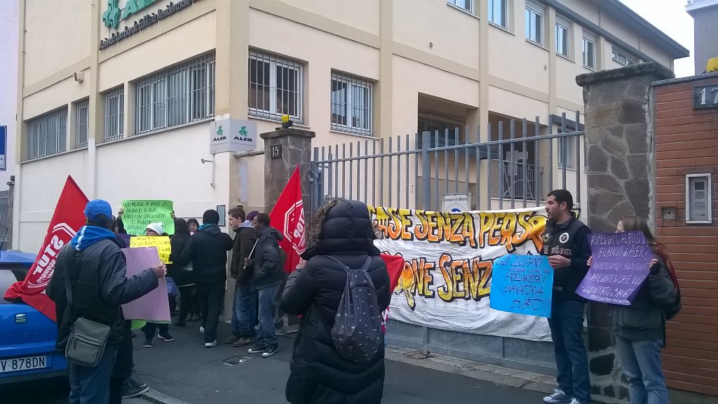 Abitantisansiro's tweet photo. Blitz @Aler in via Newton VOGLIAMO RISPOSTE sull'EMERGENZA ABITATIVA ma loro ci chiudono le porte #BastaSgomberi https://t.co/4mNf0ih24W