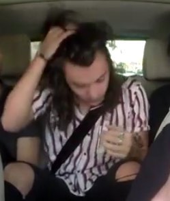 LARRYTAC0S's tweet photo. Una, y otra, y otra, y... otra vez😂😂
Que tienes en tu hermoso cabello, Harry?
#1DCarpoolKaraoke #NoControlVideo https://t.co/ZKrlRSf2j6