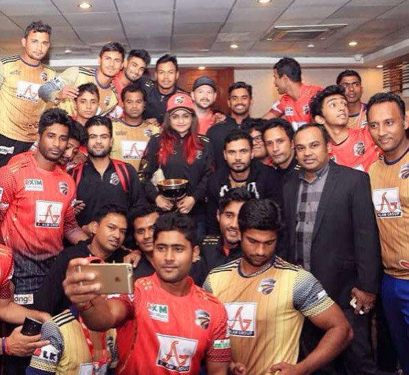 Shahzadi_Aresha's tweet photo. CHAMPIONS #ComillaVictorians ✌ #BPL3Final https://t.co/Imyb5yzuTs