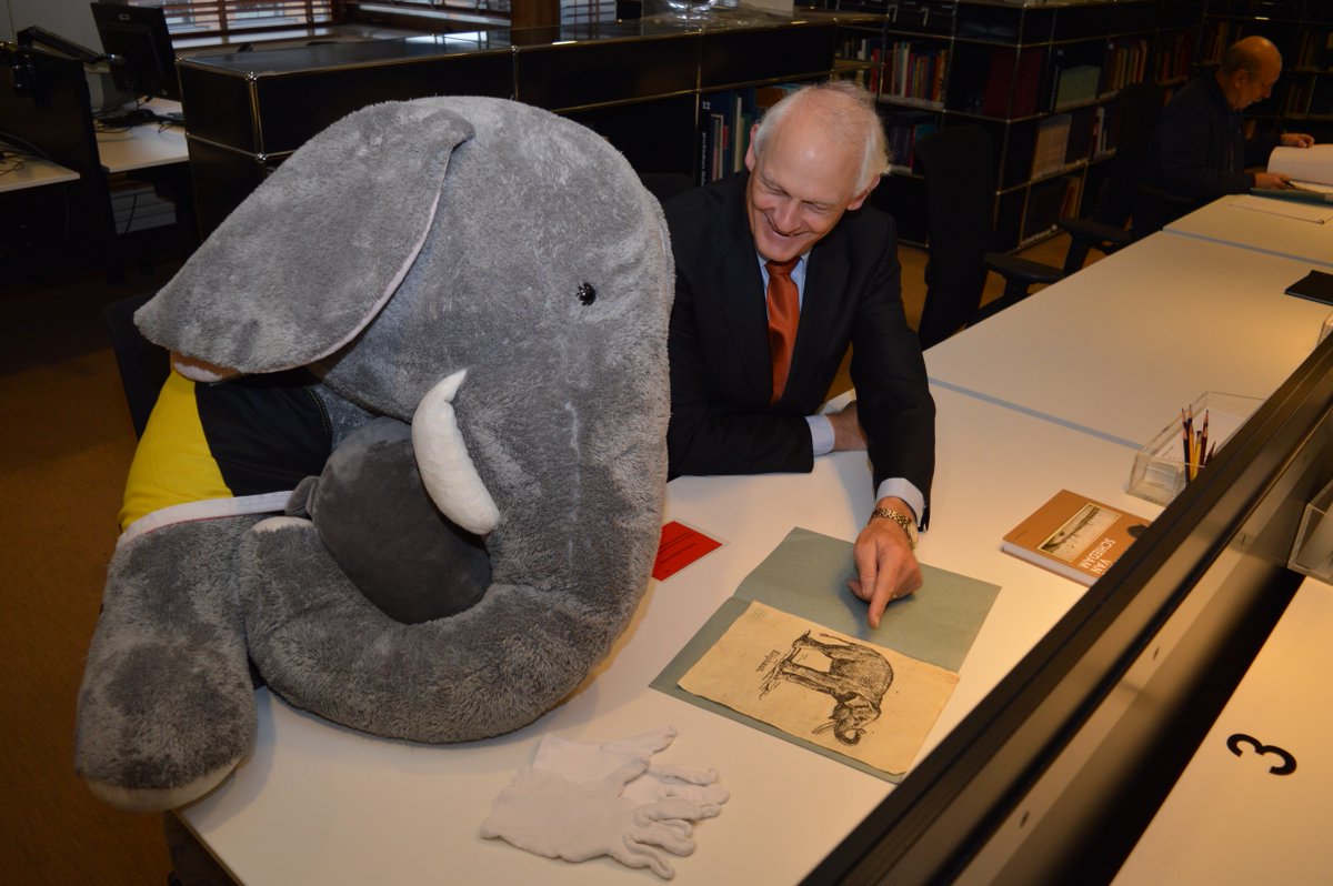 ArchiefSchiedam's tweet photo. #Olifant @villaJoep op bezoek bij het Gemeente #archief #Schiedam voor #archiefonderzoek! #geefleven https://t.co/H2XjjoglKl