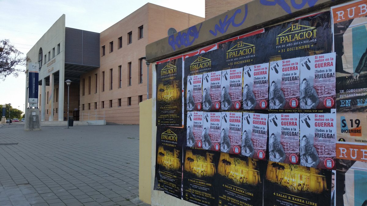 Pegada de carteles en la #UMA Si nos meten en la guerra todos a la huelga!! <a href="/podemosmalaga/">Podemos Málaga</a> <a href="/agarzon/">Alberto Garzón🔻</a>