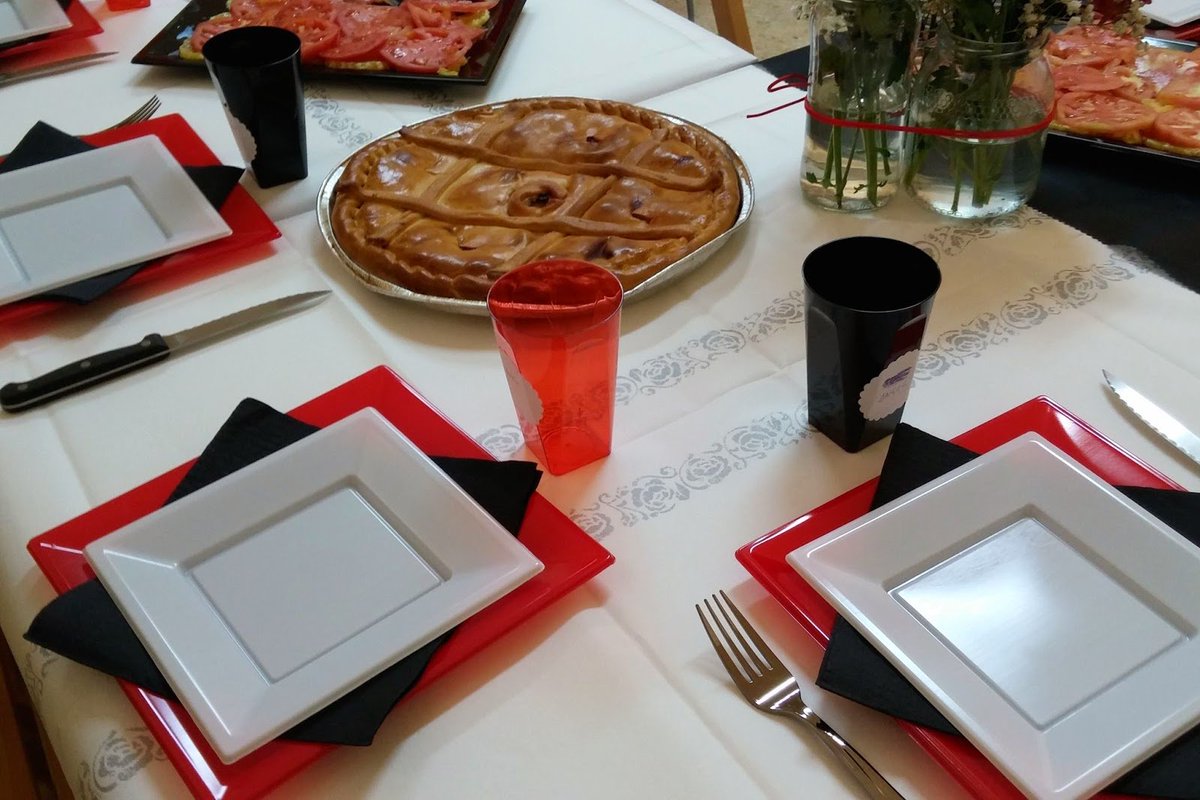 cashdipo's tweet photo. Tenemos variedad de productos, estilos y colores para decorar la mesa de navidad con un #solouso. #yocomproenalcala https://t.co/0dbpo1XFMb