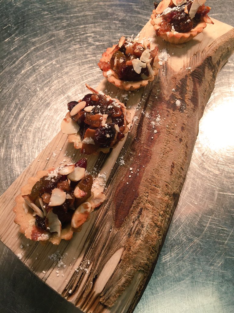 The_Pig_Hotel's tweet photo. Mince pies &amp; Emma's Xmas pudding with Brandy Sauce #onthemenu at The Beach- Chef James G https://t.co/mRueSFzuG4