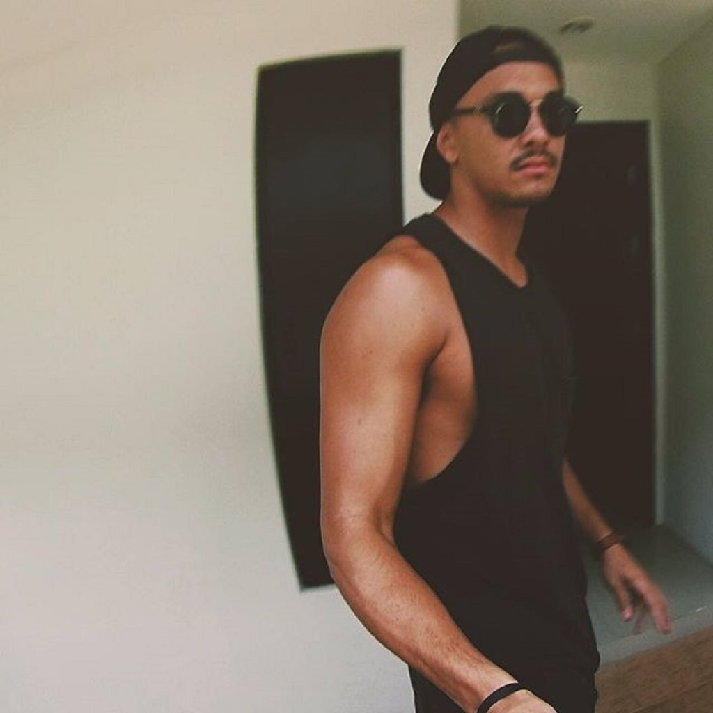aqua_rius's tweet photo. For @cyrusvill fans! #Cyrus looking fit and active #StoneMV https://t.co/GewsrJth5b https://t.co/sFyobtjEts