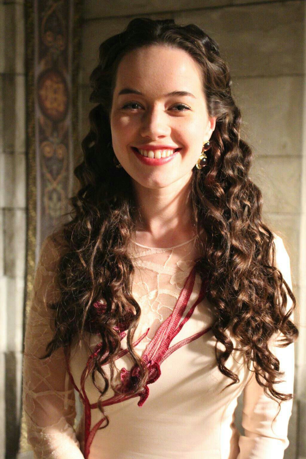 Happy  birthday  to  the  beautiful  Anna  Popplewell  joyeux  anniversaire  ! 