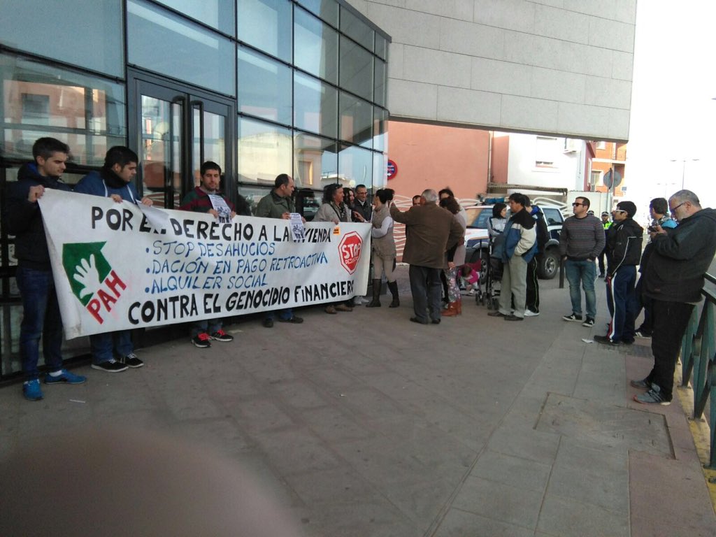 PAHBadajoz's tweet photo. Mucho prometer y muy poco cumplir @Junta_Ex @ppextremadura @psoeex hay vidas en juego #AbsoluionCorralaAlmendralejo https://t.co/Omfpa7D8gN