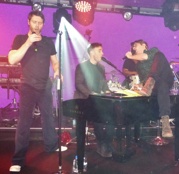 There is nothing sexier than Mark on Gary's piano 😍