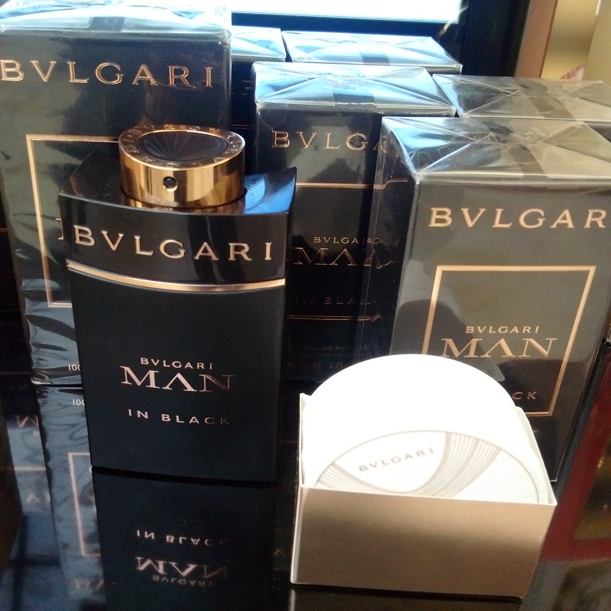 dannicholl's tweet photo. Packed @Bulgariofficial stand at @SandtonCity - swing by for champagne and terrific Christmas specials. @kashbergh https://t.co/zOKLhDVQ8l