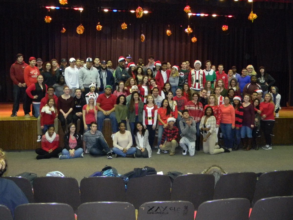 whsnovanews's tweet photo. MERRY CHRISTMAS FROM OUR SENIOR FAMILY TO YOURS! #NOVANPRIDE https://t.co/sMoPzb5lKt