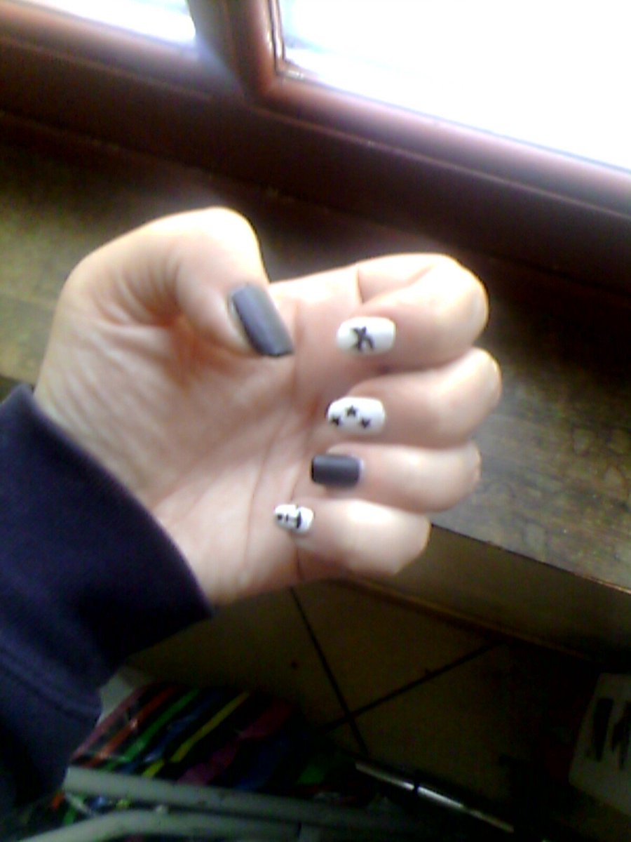 Elicepas's tweet photo. Merci @YokoNailart moi qui mangeais mes ongles tu m'as donné envie avec tes tutos maintenant je m'amuse https://t.co/VVC3fcACt8