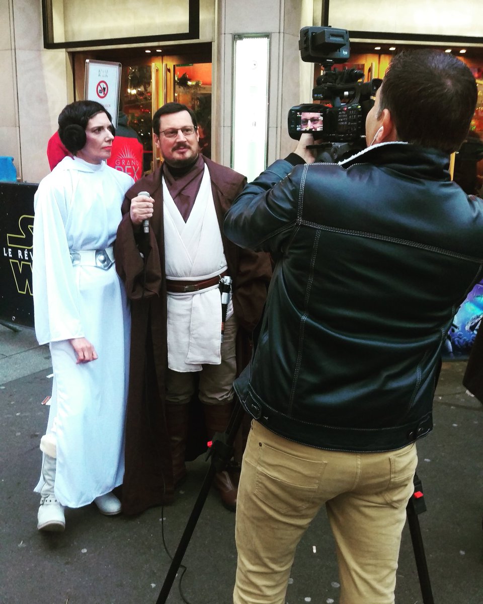 LeGrandRex's tweet photo. La princesse #leia et #obiwankenobi (enfin presque eux ☺) se font interviewé devant le #GrandRex https://t.co/x6g0YNTagM