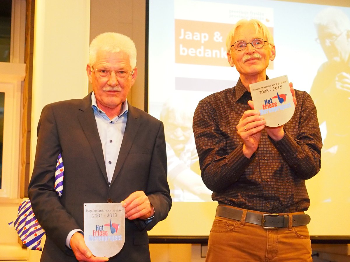 Bevorderaars toerisme Fryslân verlaten provinciehuis Leeuwarden richting pensioen &amp; Floriade friesnieuws.nl