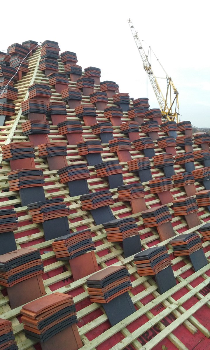 VanDerEndeNL's tweet photo. In opdracht van #Woonbron wordt het leiendak van het markante gebouw “#DeMachinist” te Rotterdam vervangen. https://t.co/GGzMOCVO08