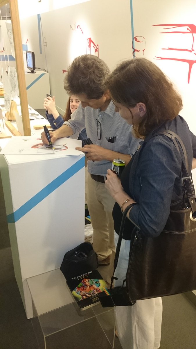 SUM_uy's tweet photo. Consigna #SUM15: mostrar el proceso de diseño. Pablo D'Angelo bocetó en vivo junto a la mesa de trabajo de SUM https://t.co/tf5GtDXGZT