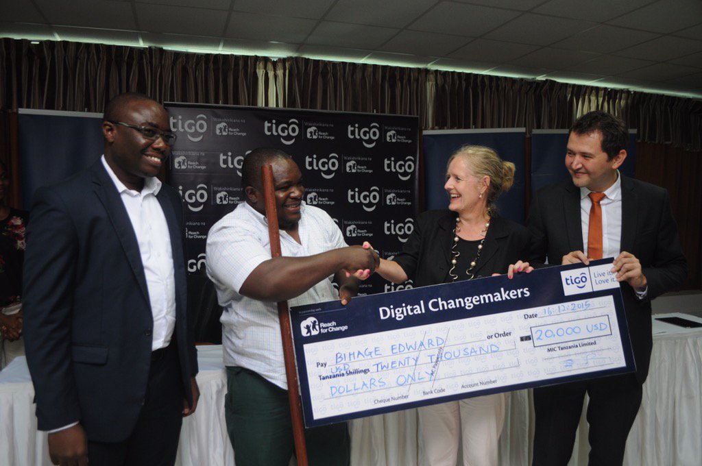 YasTanzania_'s tweet photo. Washindi wa Tigo Reach For Change wakabidhiwa zawadi zao leo https://t.co/XtQlp3haAV
