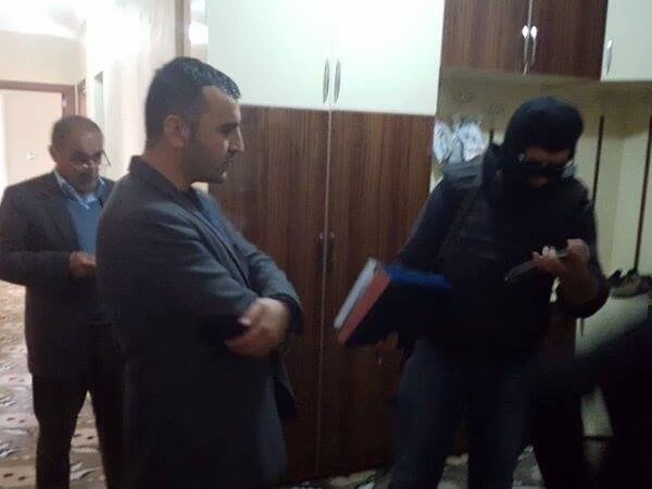 PKK Sizi Tükürüğüyle Boğar diyen HDP'li Ferhat Encü'yü Türk Askeri’ne 'mal mal bakarken' izliyorsunuz! 😄 <a href="/FerhatEncu/">Ferhat Encu</a>