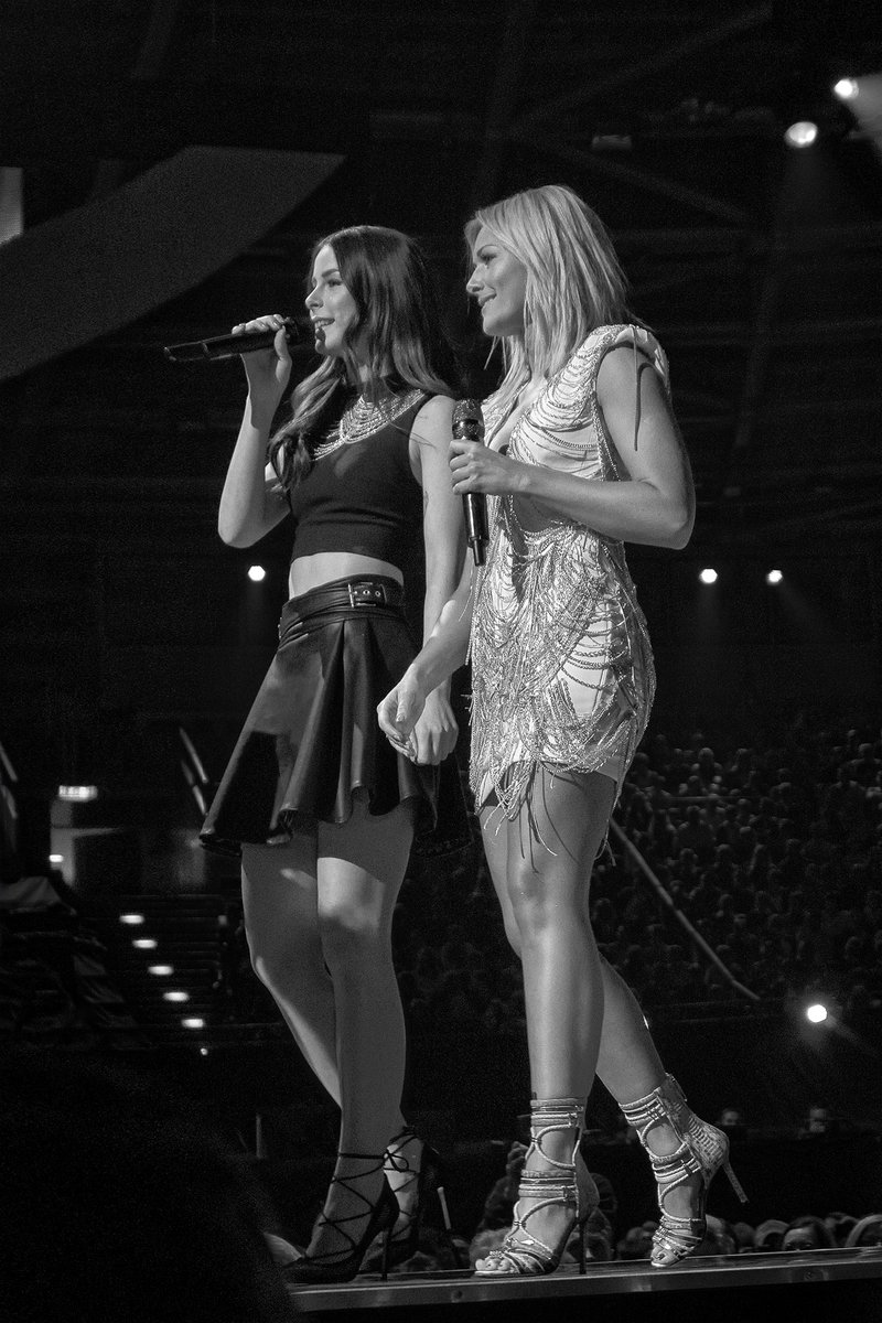 frank_goellisch's tweet photo. #helenefischer #helenefischershow #2015 #velodrom #bnw #duet #walking #leggy #lenamayerlandrut #lena #heleni #leni https://t.co/ONH6mlv3i1