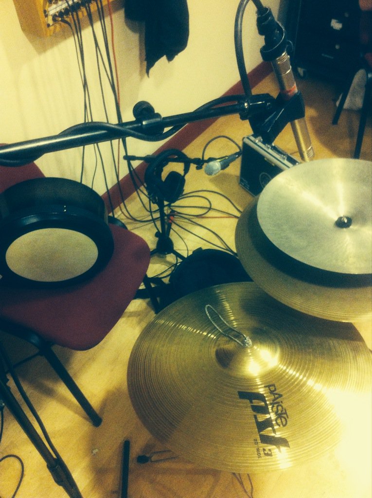 YoungerBodhran's tweet photo. The office today. #CarolService #pipehype #wednesdaywecording!! #bodhran #drummerboy #Christmas  @ponsaeliusmusic https://t.co/7UzkMckmDv