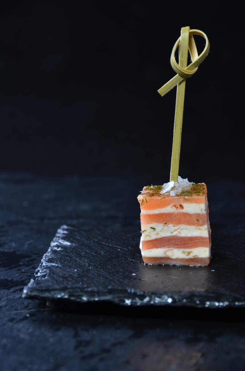 Restauranet's tweet photo. Milhojitas de salm��n: los pequeños detalles marcan la diferencia #aperitivos #gourmet https://t.co/X0q15hwudF https://t.co/K0MXRe8oTV