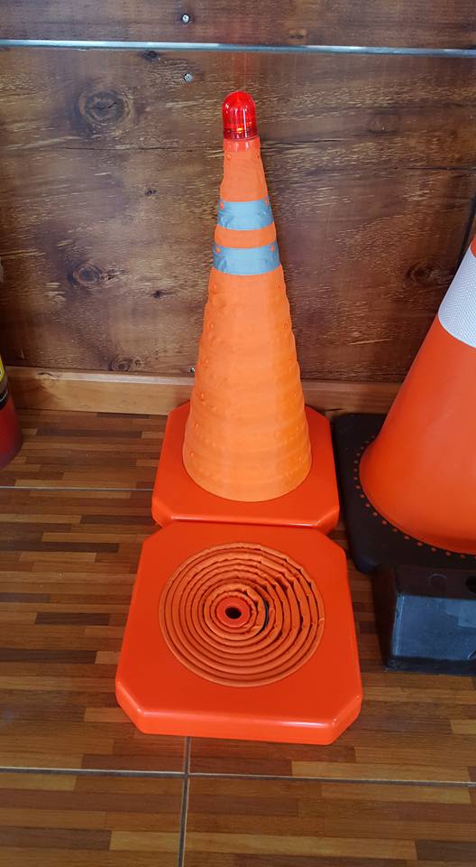 MarioAndres11's tweet photo. Me parece que esto deberia ser ley,cambiar el triangulo por  cono plegable @GobiernodeChile #SeguridadVial #Abastec https://t.co/qHhchs07ws