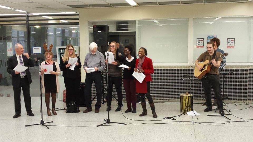 MusiqueMix's tweet photo. Concert de Noël avec les professeurs de langue au foyer ! :) #MerryChristmas #MusiqueMix https://t.co/JLURvKASoI