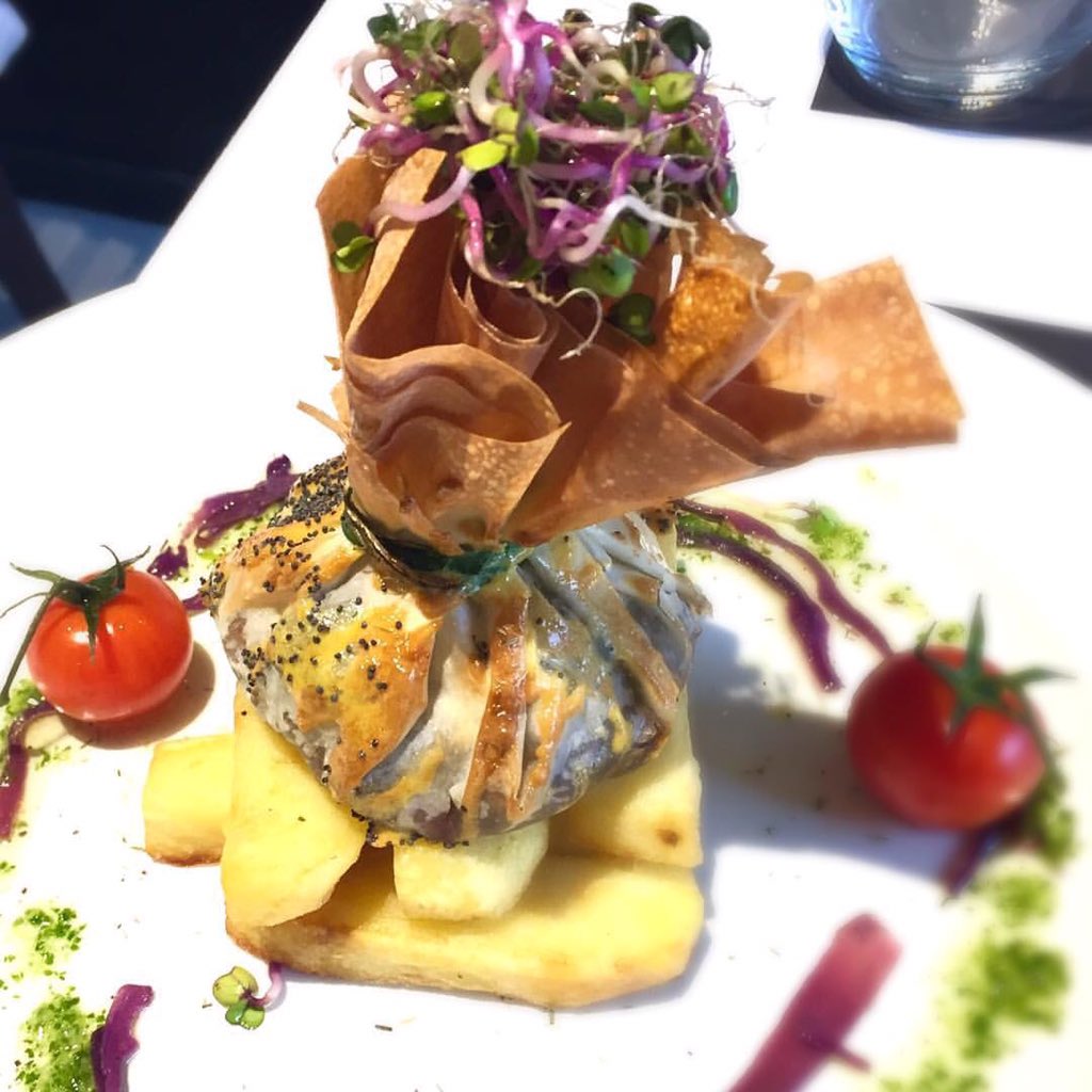 Venid a probar nuestro #menú diario, en especial este emboltini de pollo y ceps. #gastronomia #restaurant #barcelona