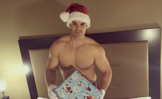 sundelyon's tweet photo. Simon Dunn, le plus #sexy des Père Noël #gay https://t.co/srWK0a5pNA