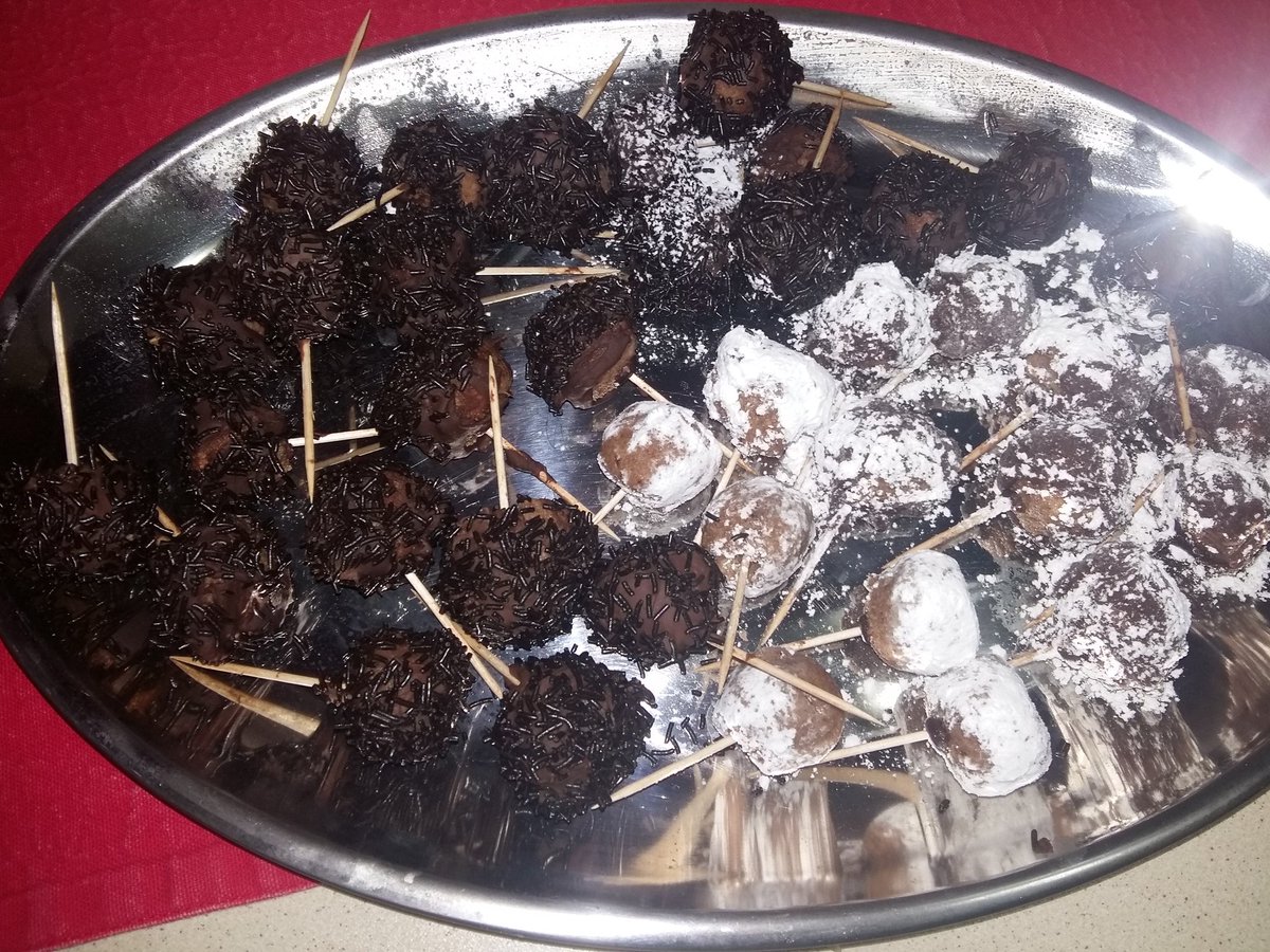 ArgiroToliou's tweet photo. @A_petretzikis είναι υπέροχα!!!😍👌
#cake_pops https://t.co/VjbezG4osB