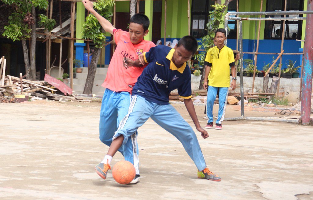 SMPN6_Batam's tweet photo. Hi guys✨ ini foto kegiatan classmeet hari pertama yaituuu tarik tambang &amp; futsal💪 https://t.co/NlJzad85aZ