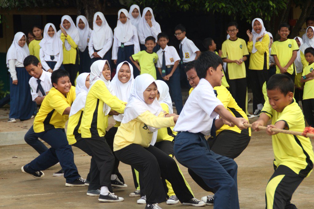SMPN6_Batam's tweet photo. Hi guys✨ ini foto kegiatan classmeet hari pertama yaituuu tarik tambang &amp; futsal💪 https://t.co/NlJzad85aZ