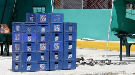 ElNacionalWeb's tweet photo. Arrojaron a una alcantarilla 7.590 cajas de cervezas en Trujillo https://t.co/0MpZl7KvyK https://t.co/S2ahfhdTQI