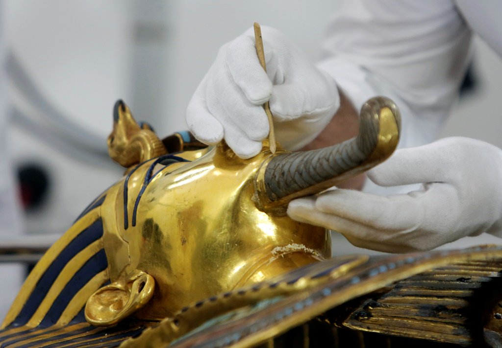 #tutankhamun golden mask goes back on display in #Cairo after restoration
uatoday.tv/society/tutamk…