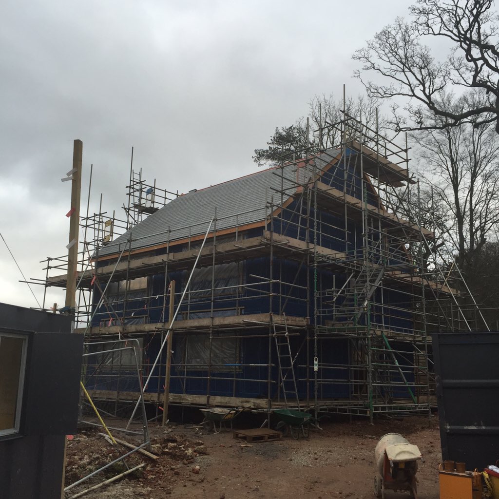 WeareeaseJay's tweet photo. Roof to the house all slated! #deerparkhotel @EaseyAndy https://t.co/fPzEypnVuF