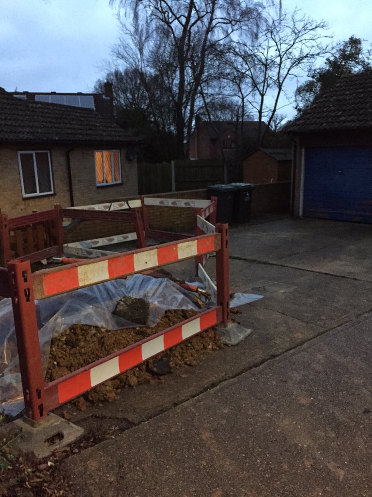 TomRogers_2's tweet photo. @UKPowerNetworks #stillcantgetonmydrive https://t.co/FiN53fGfbC