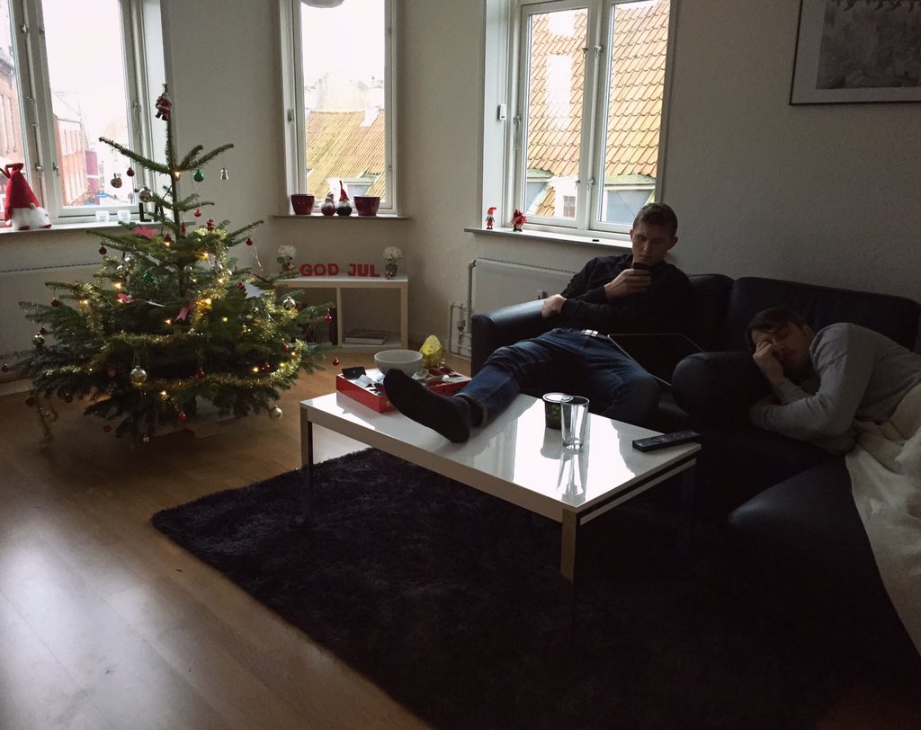 Min sofa er booket! DET er julehygge 🎄 <a href="/MagnusLandin1/">Magnus Landin</a> <a href="/spellerberg/">Bo Spellerberg</a>