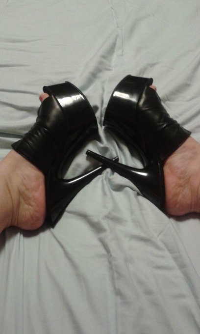 Sexy shoes from a fan 
#shoeporn #stripperheels #feet #sexyshoes #fuckmeheels https://t.co/elDTdtJx3